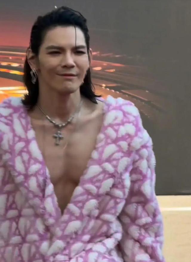 向佐红毯女装